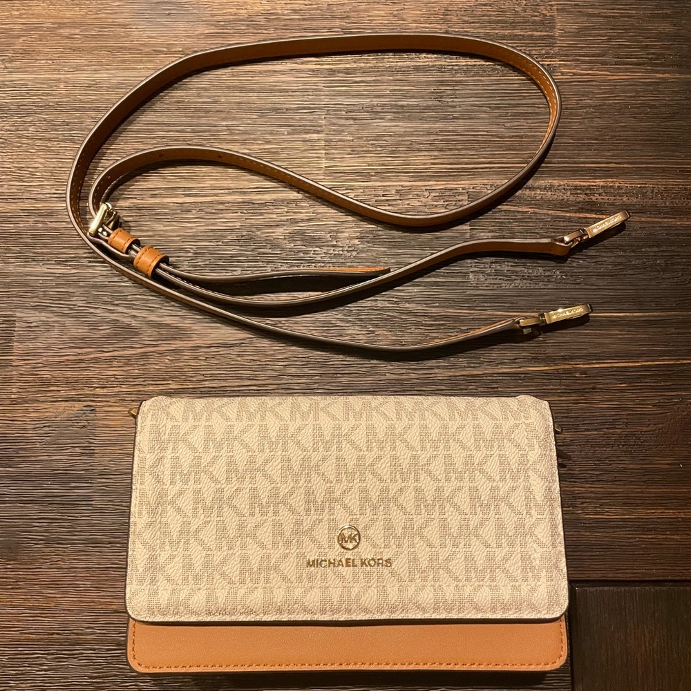 Michael Kors Jet Set Small Logo Smartphone Convertible Crossbody Bag
